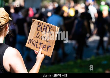 Philadelphie, Pennsylvanie / États-Unis. Des milliers de personnes ont envahi les marches du musée d'art de Philadelphie en solidarité avec les manifestations en cours à Minneapolis après qu'un homme noir, George Floyd, ait été tué par une arrestation brutale par des policiers de Minneapolice. 30 mai 2020. Crédit: Christopher Evens/Alamy Live News Banque D'Images