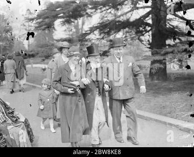 T J Robins et M. Jackson faites une promenade . 1935 . Banque D'Images