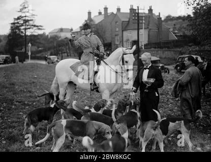 R A DragHunt . Le capitaine Bolton avec les huds . Tandis que les serveurs fournissent des bits de données pour les limites . 25 octobre 1937 Banque D'Images