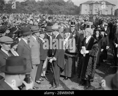 Bexley célébrations de la Charte ( incorporation comme un quartier ) ; Lord Cornwallis et le maire inspectent la Légion britannique . 1937. Banque D'Images