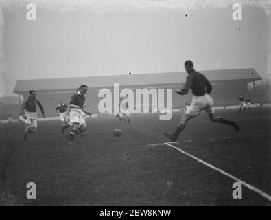 Charlton Athletic football club contre Leeds United football club . Danger dans la boîte . 22 janvier 1938 Banque D'Images