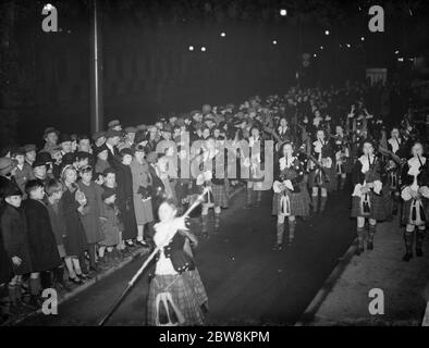 Un groupe de tuyaux pour sac de filles marche dans les rues de Crayford . . 1938 Banque D'Images