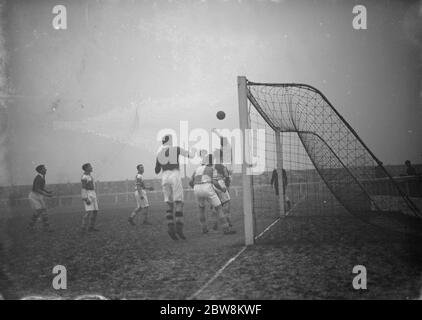 London Paper Mills contre Erith et Belvedere - Kent League - Erith's keeperTom Firminger poinçons la balle claire - 18/12/37 UN coin s'éloigne du but . 1937 Banque D'Images