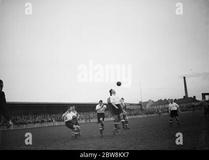 Dartford contre Bournemouth et Boscombe Athletic - FA Cup 1er tour de rediffusion - 01/12/37 . Deux joueurs rivalisent pour la balle dans l'air . 1937 Banque D'Images