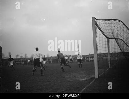 London Paper Mills contre Tooting et Mitcham United - FA amateur Cup - le gardien de Tooting Mansfield efface le ballon - 20/11/37 un des gardiens de but prend une antenne . 20 novembre 1937 Banque D'Images