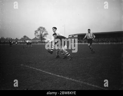 Dartford contre Leyton dans la coupe FA . Un des gardiens de but prend la balle de l'orteil d'un buteur . 13 novembre 1937 Banque D'Images