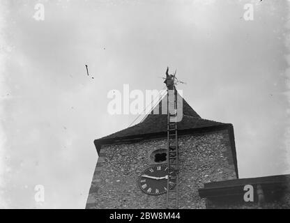 Steeplejack au sommet de la tour de l'église St Mary Cray . 1935 Banque D'Images