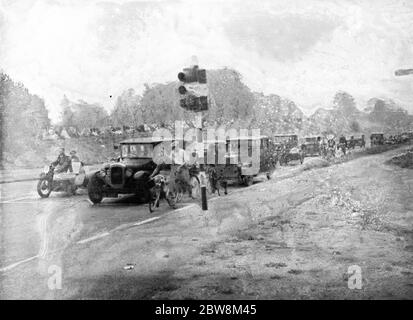 Une ligne de circulation sur le by - pass en attendant que les feux de signalisation passent au vert . 1935 Banque D'Images