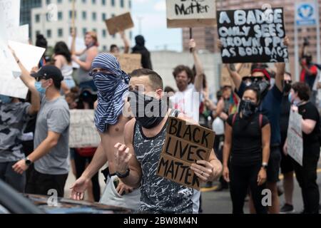 Austin, Texas, États-Unis. 30 mai 2020. Des milliers de personnes se rassemblent au siège de la police et bloquent l'Interstate 35 à Austin, au Texas, dans les deux directions pour protester contre le meurtre de George Floyd et d'autres vies perdues pendant la garde à vue. Les manifestations ont reflété des dizaines de manifestations dans tout le pays, tandis que les Américains se ralliaient contre les brutalités policières présumées contre les citoyens noirs. Crédit : Bob Daemmrich/ZUMA Wire/Alay Live News Banque D'Images