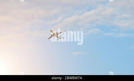 L'avion s'envol contre le ciel du coucher du soleil. Banque D'Images