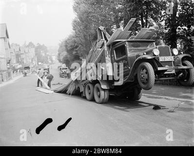 Un camion se déverse en arrière , en renversant sa charge à Sevenoaks , Kent . 1935 . Banque D'Images