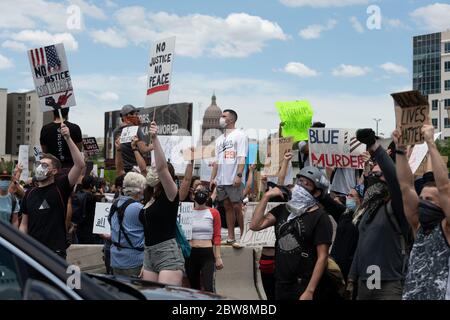 Austin, Texas, États-Unis. 30 mai 2020. Des milliers de personnes se rassemblent au siège de la police et bloquent l'Interstate 35 à Austin, au Texas, dans les deux directions pour protester contre le meurtre de George Floyd et d'autres vies perdues pendant la garde à vue. Les manifestations ont reflété des dizaines de manifestations dans tout le pays, tandis que les Américains se ralliaient contre les brutalités policières présumées contre les citoyens noirs. Crédit : Bob Daemmrich/ZUMA Wire/Alay Live News Banque D'Images