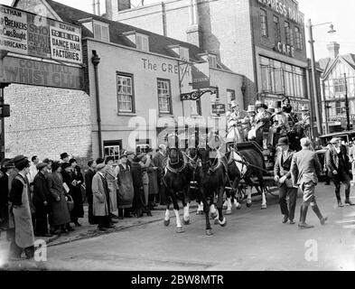 L'autocar centenaire Dickens , arrivant à l'extérieur du pub Grayhoud à Eltham . 1936 Banque D'Images
