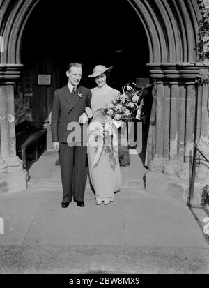 Mariage d'UN Newman Goss et de J Lester . Le couple heureux . 16 octobre 1937. Banque D'Images