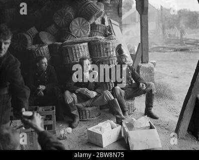 Feu de ferme Padham à Swanley . Pompier prendre une pause de la lutte contre l'incendie . 1936 Banque D'Images