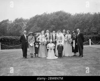 Le mariage de M. R Brown et de Mlle Myra Fox . La fête de mariage . 18 juin 1938 Banque D'Images