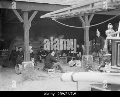 Feu de ferme Padham à Swanley . Pompier prendre une pause de la lutte contre l'incendie . 1936 Banque D'Images