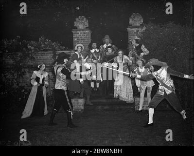 Groupe de dramatics exécutent Cyrano de Bergerac à Orpington . 1938 Banque D'Images