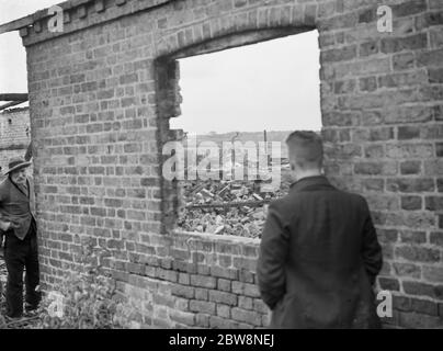 Feu de ferme Padham à Swanley . Le charred reste . 1936 Banque D'Images