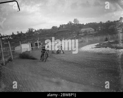 Les vélos de course prennent le virage à la piste de Crayford . 1936 Banque D'Images