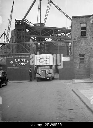 La piste de Lloyd Loom , l'usine de production de meubles de salon , les lorrys de Bedford qui partent sur un emploi . 1938 Banque D'Images