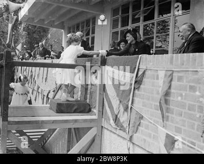 La duchesse de Kent recevant des bourses d'enfants . 1938 Banque D'Images