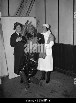 Les infirmières montrent un mannequin vêtu de vêtements de protection à l'exposition RAID aérien à Sidcup place . 22 novembre 1937 Banque D'Images