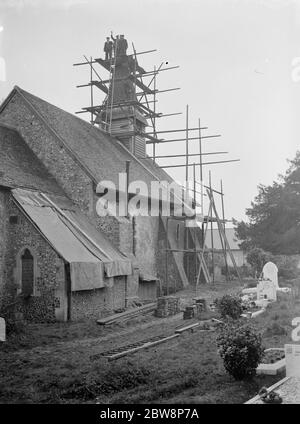 Réparation du toit et de la flèche à l'église paroissiale de Hartley à Foots Cray , Kent 1937 Banque D'Images