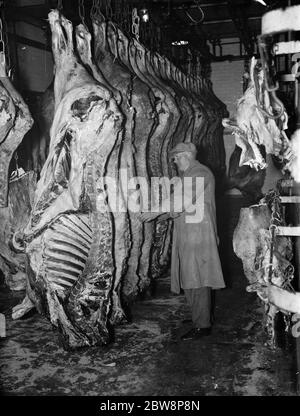 Une inspection des carcasses de viande dans le magasin . 1937 . Banque D'Images