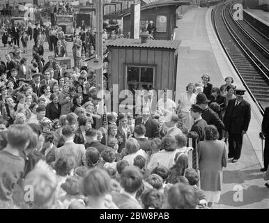 Robinson Cleaver à la gare de Falcon Wood . Foules à la gare . 1938 Banque D'Images