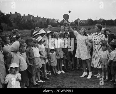 Jouer le schéma de leadership organisé dans Sidcup . Enfants étant enseigné le jeu de stoolball . 10 août 1938 Banque D'Images