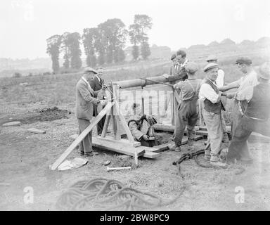 Un homme étant abaissé dans le trou Dene à Crayford par un système de poulie . 1935 Banque D'Images