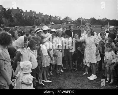 Jouer le schéma de leadership organisé dans Sidcup . Enfants étant enseigné le jeu de stoolball . 10 août 1938 Banque D'Images