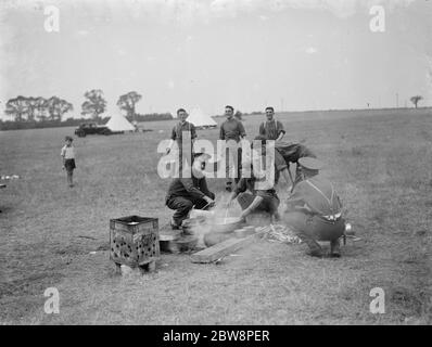 Monuments de Sidcup à Camp Stone . Cuisson sur le poêle du camp . 1938 Banque D'Images