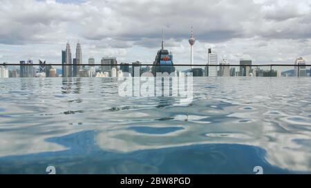 Kuala Lumpur, Malaisie - 21 janvier 2019 : piscine sur un gratte-ciel dans la ville de Kuala Lumpur. Banque D'Images