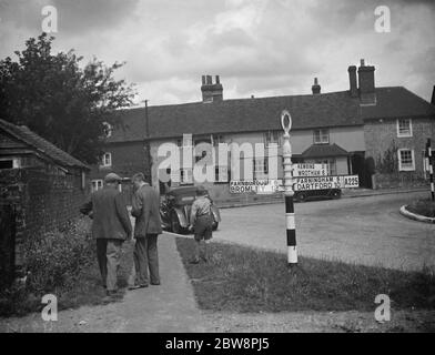 Court panneau posts à Otford sur l'A225 . 1938 Banque D'Images