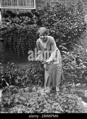 Mme Annie Longhurst , gagnante du prix de la vitrine à Crockenhill . 1938 Banque D'Images