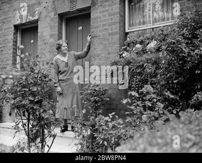 Mme Annie Longhurst , gagnante du prix de la vitrine à Crockenhill . 1938 Banque D'Images