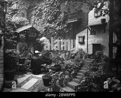 Femme âgée lisant le journal à Lewisham Gardens . 1938 . Banque D'Images