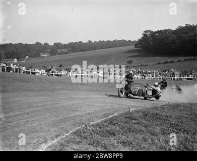 Courses de motocyclisme à Brands Hatch . Deux des motos de voiture latérale se bousculent pour se positionner sur un coin pendant la course . 1936 Banque D'Images