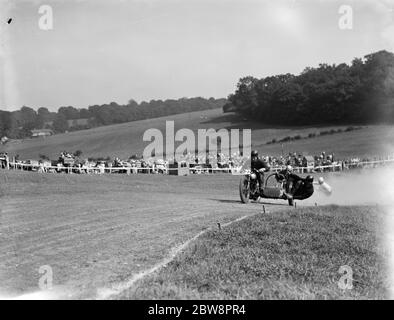 Courses de motocyclisme à Brands Hatch . Deux des motos de voiture latérale se bousculent pour se positionner sur un coin pendant la course . 1936 Banque D'Images