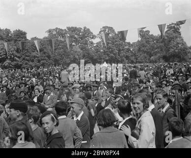 Jubilee maisons de la fête à Sidcup place . La foule regarde le théâtre en plein air . 1936 Banque D'Images