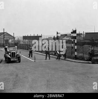 Les ouvriers peignent les marquages routiers sur la route par quelques feux de signalisation à Swanley . 1936 Banque D'Images