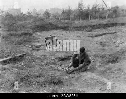 M. Greenfield sur le site où des fouilles sont en cours pour creuser une villa romaine dans la vallée de Cray , Kent . 1936 Banque D'Images