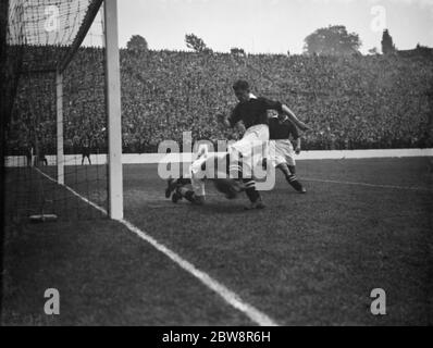 Charlton Athletic football Club contre Leeds United Association football Club . Le gardien de but fait une prise pour le ballon . Banque D'Images