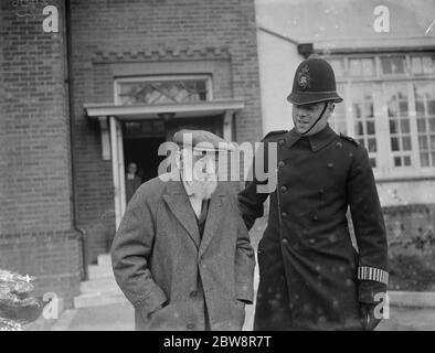 M. Jackson quitte le bureau de vote après avoir voté et reçu la main d'un sympathique gendarme de la police . 22 novembre 1935 Banque D'Images