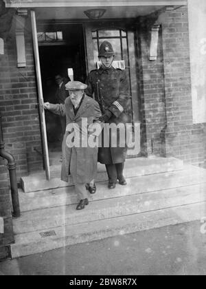 M. Jackson quitte le bureau de vote après avoir voté et reçu la main d'un sympathique gendarme de la police . 22 novembre 1935 Banque D'Images