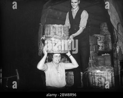 Femme de nuit portier prenant une livraison à Covent Garden . 1936 Banque D'Images