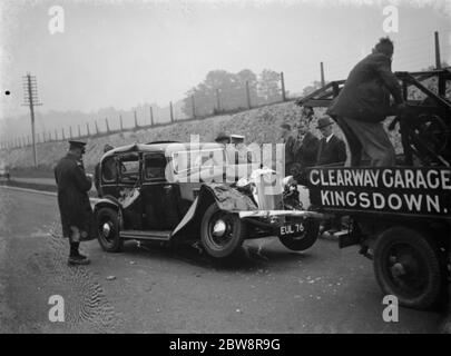 Accident de voiture à Gorse Hill à Farningham . La voiture endommagée est remorquée le 30 août 1938 Banque D'Images