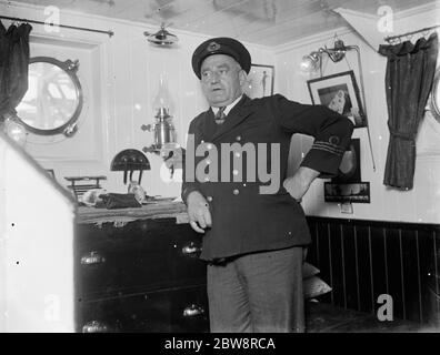 Le capitaine du bateau à vapeur de tramp , Eston , dans sa cabine . 1935 Banque D'Images